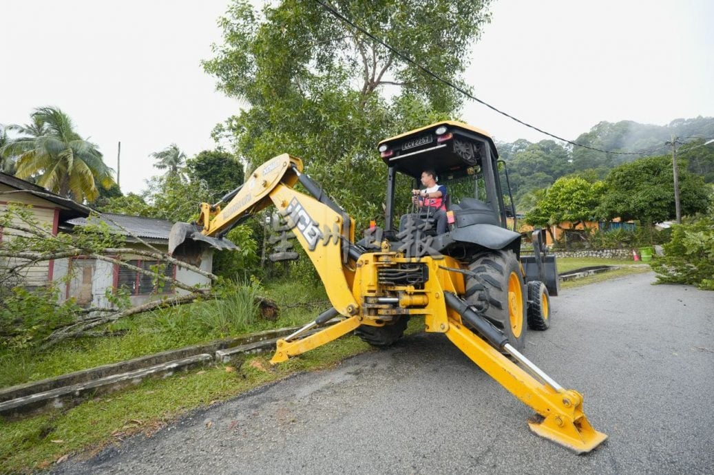 关丹市厅为武吉士基劳社区办大扫除,修茸老树枝降低风险。