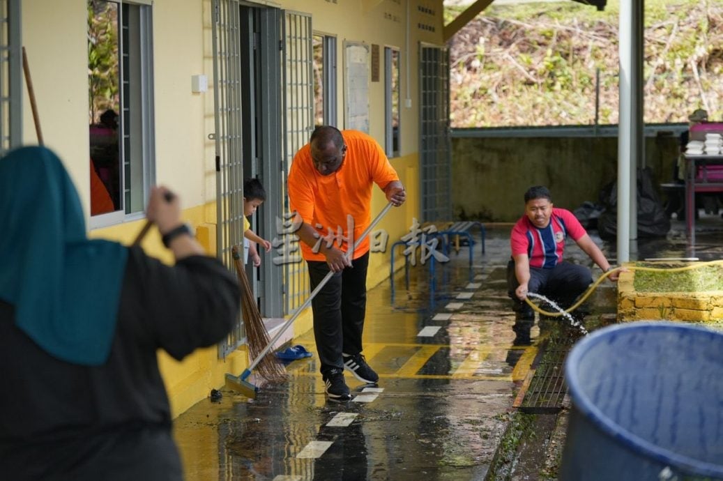 关丹市厅为武吉士基劳社区办大扫除,修茸老树枝降低风险。