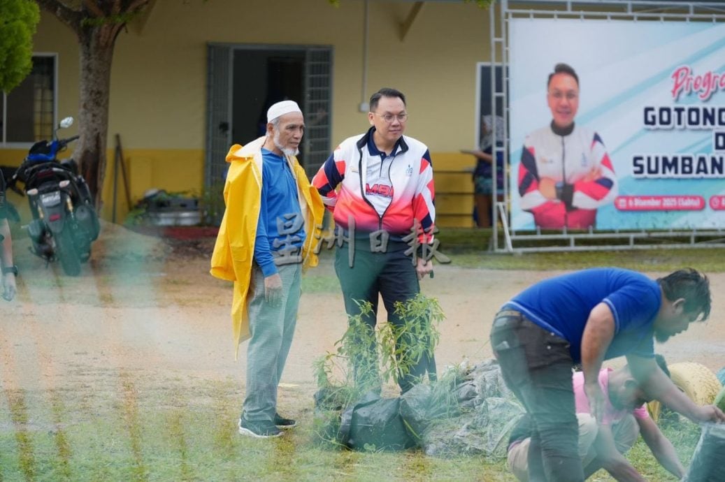 关丹市厅为武吉士基劳社区办大扫除,修茸老树枝降低风险。
