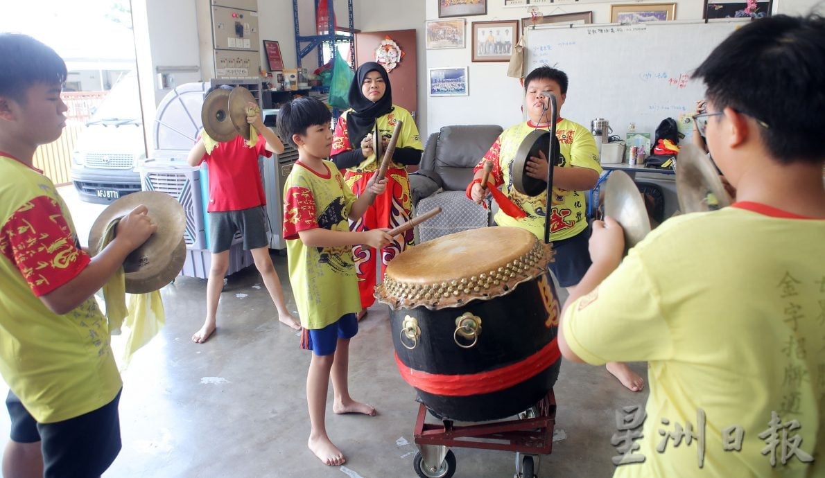 【我们】/一家六口齐学中华武艺 巫裔家庭谱写跨族情谊