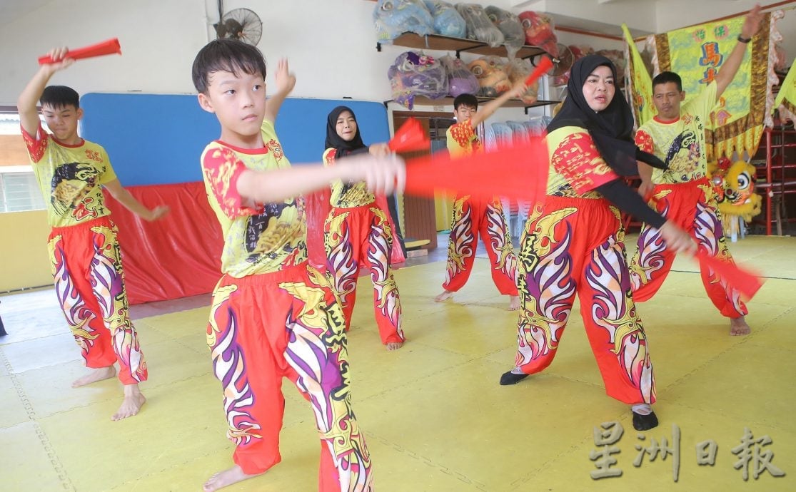 【我们】/一家六口齐学中华武艺 巫裔家庭谱写跨族情谊