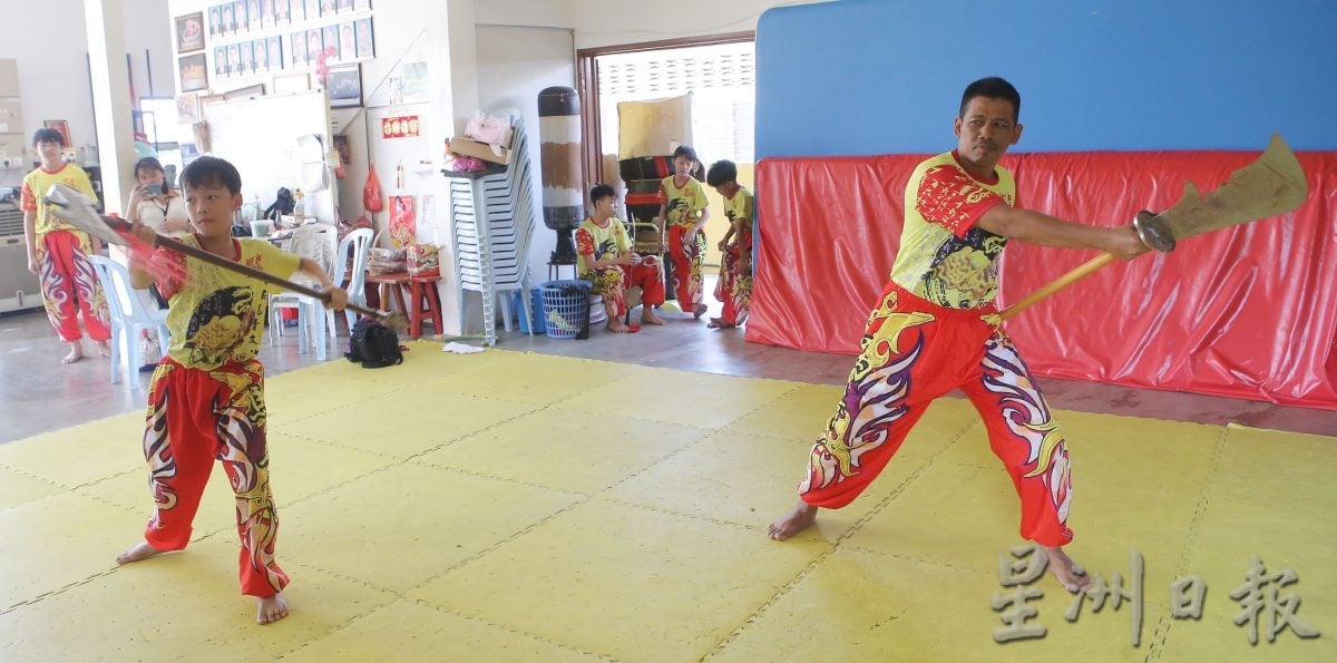 【我们】/一家六口齐学中华武艺 巫裔家庭谱写跨族情谊