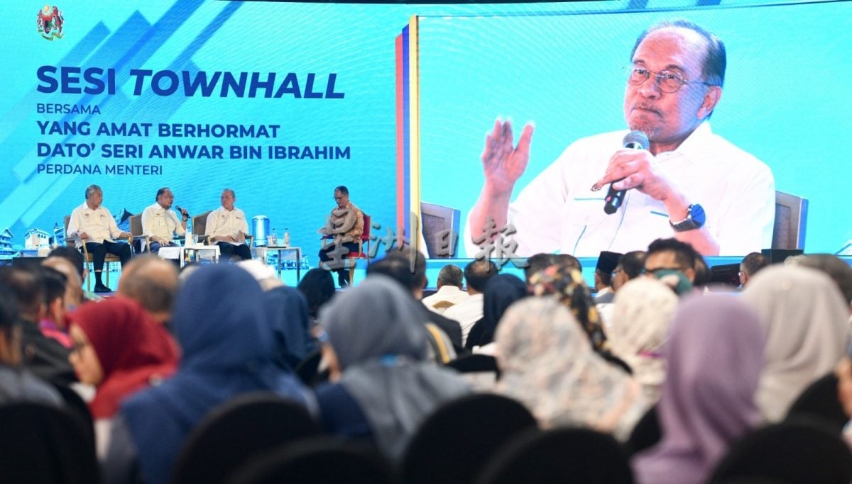 国民感到很幸福　安华：没有部长表现落后