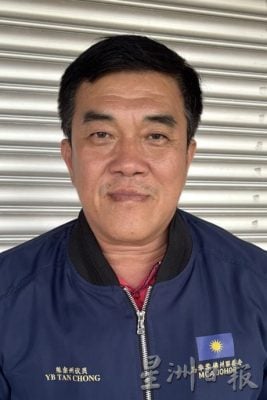 (已签发)柔:**版三头**指卫生局未宣传新禁烟标志 商家不满未警告就开罚