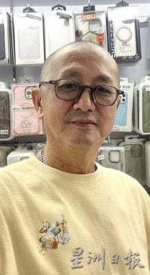 (已签发)柔:**版三头**指卫生局未宣传新禁烟标志 商家不满未警告就开罚