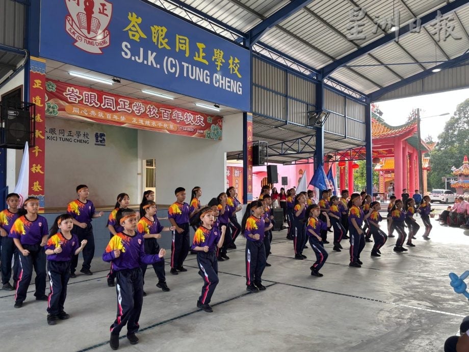 (已签发)柔:**版头**峇眼同正迎百年校庆校友回校 逾400人见证历史性时刻