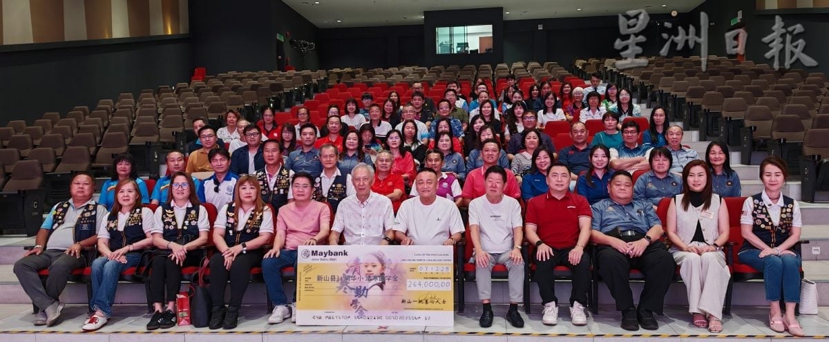 (已签发)柔:新山一批善心人士筹逾26万 为31所华小清寒生送暖