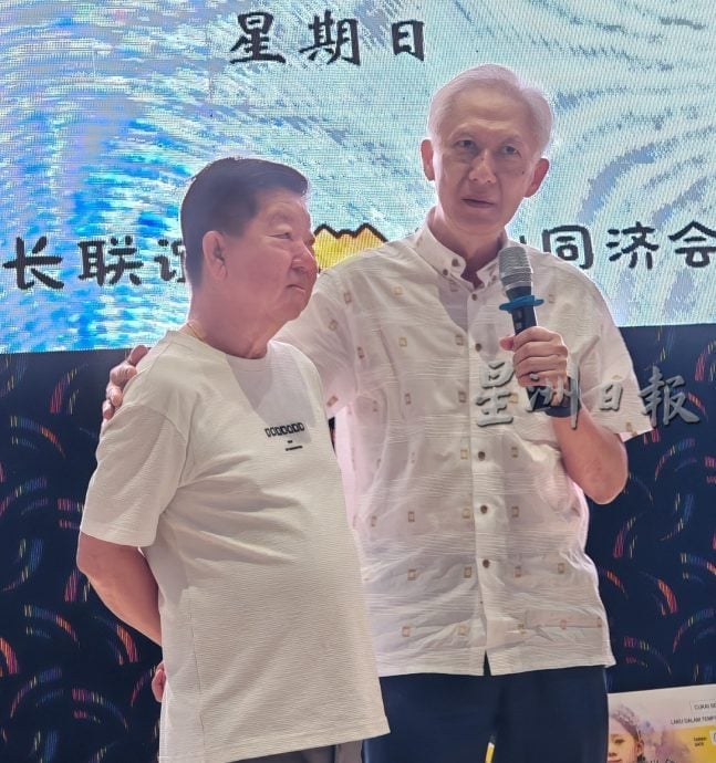 (已签发)柔:新山一批善心人士筹逾26万 为31所华小清寒生送暖