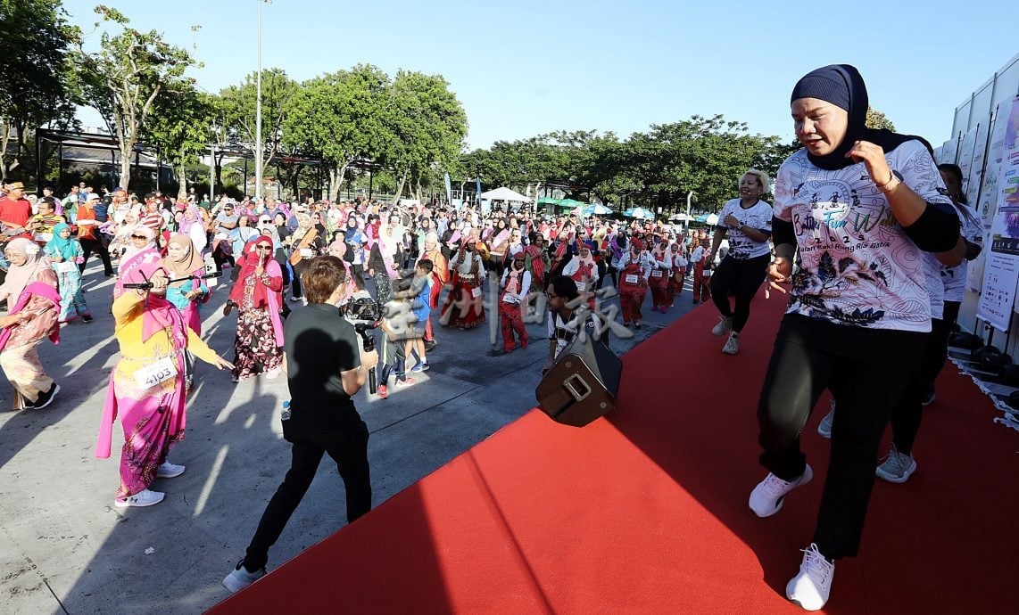 视频|穿缤纷峇迪绕湖竞走 1058人参与“峇迪欢乐行”