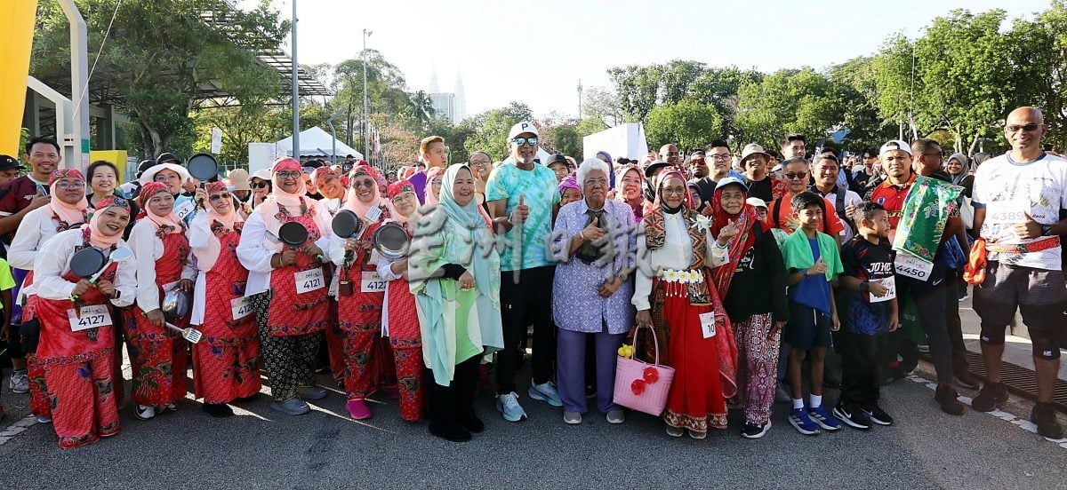 视频|穿缤纷峇迪绕湖竞走 1058人参与“峇迪欢乐行”