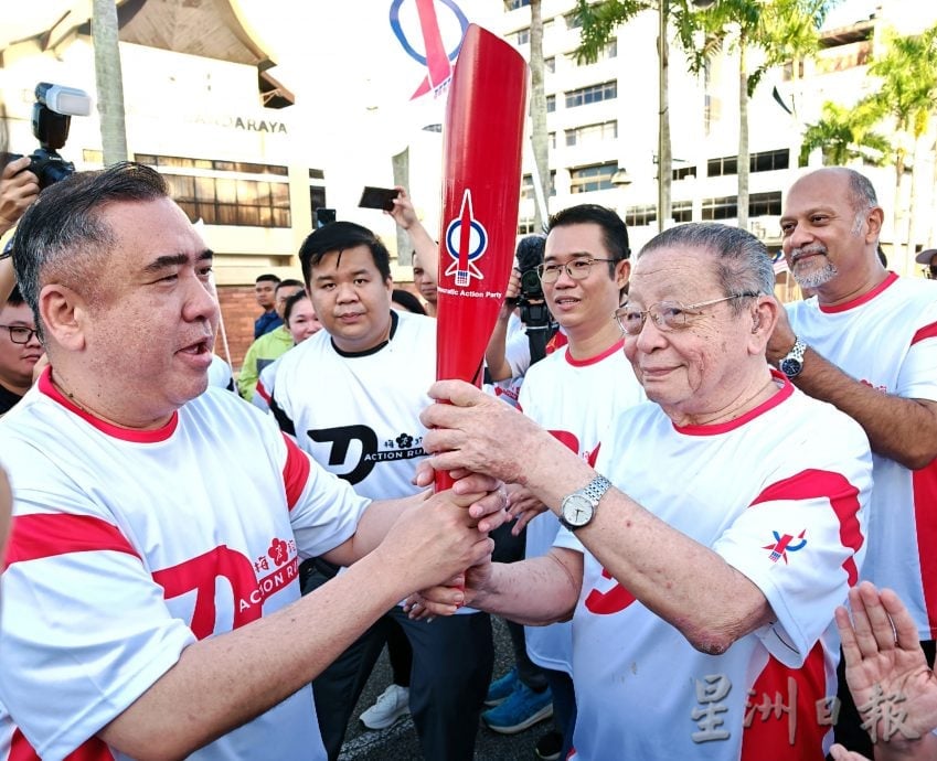 供星洲网:已故曾敏兴“梅花精神”相传花城 “2025梅花跑”阔别11年再开跑