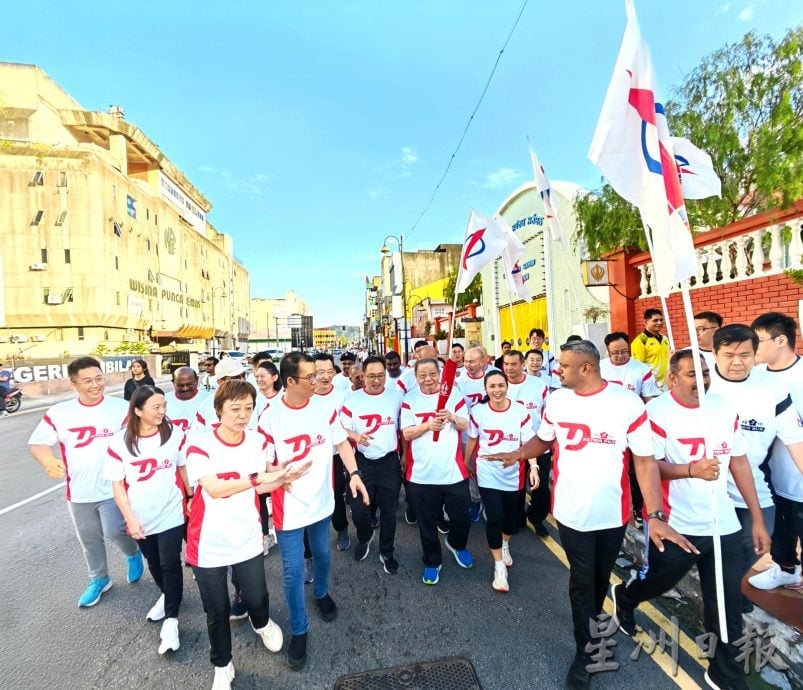 供星洲网:已故曾敏兴“梅花精神”相传花城 “2025梅花跑”阔别11年再开跑