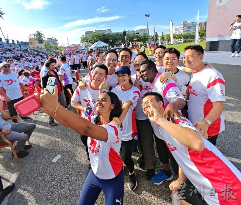 供星洲网:已故曾敏兴“梅花精神”相传花城 “2025梅花跑”阔别11年再开跑