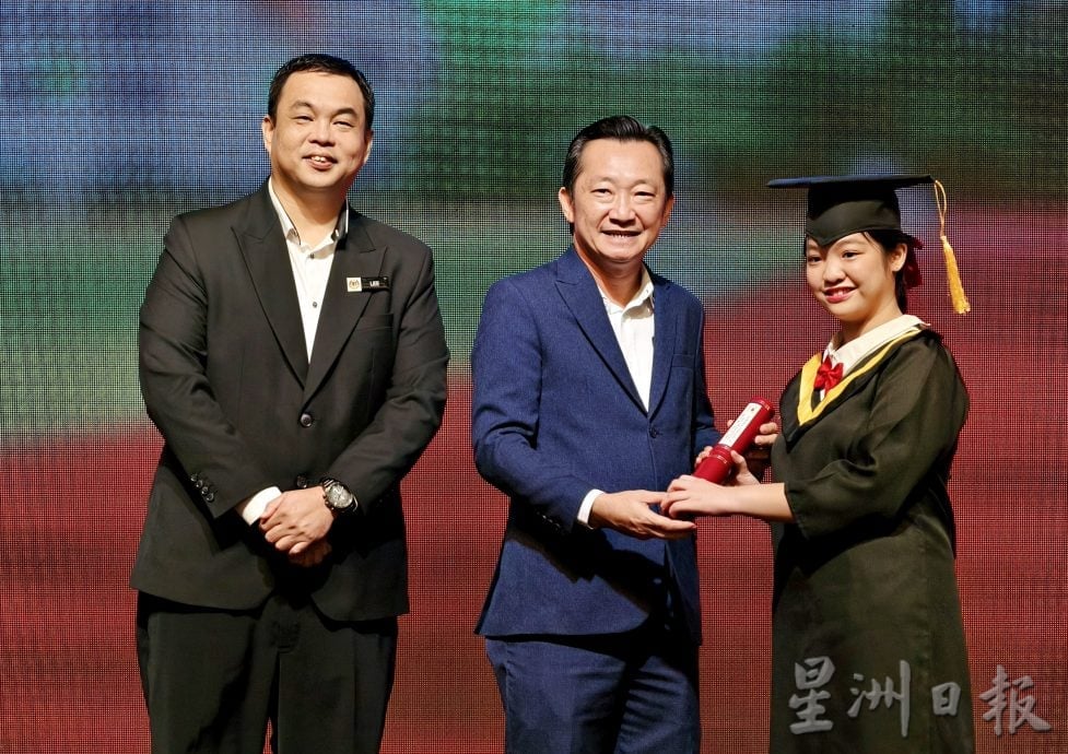 供星洲网:疫情中起步的新生 走过最难六年 2025年届东华毕业生扬帆启程