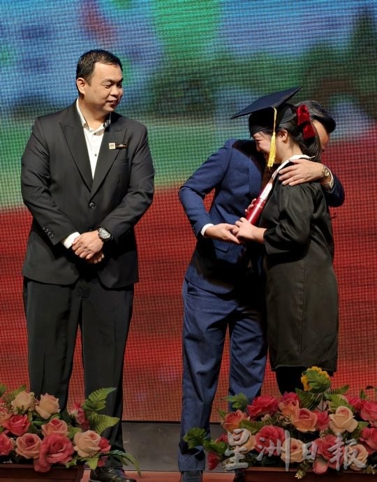 供星洲网:疫情中起步的新生 走过最难六年 2025年届东华毕业生扬帆启程