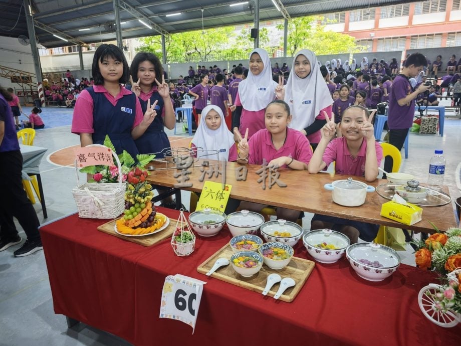 吉兰丹中华大会堂妇女组主任李玉花表示,妇女组再一次走入校园,传承中华文化,并与中正中学及中正小学携手合作主办“第三届薪火相传,亲子创意制作汤圆比赛”,让文化的力量在校园里继续发光发热。