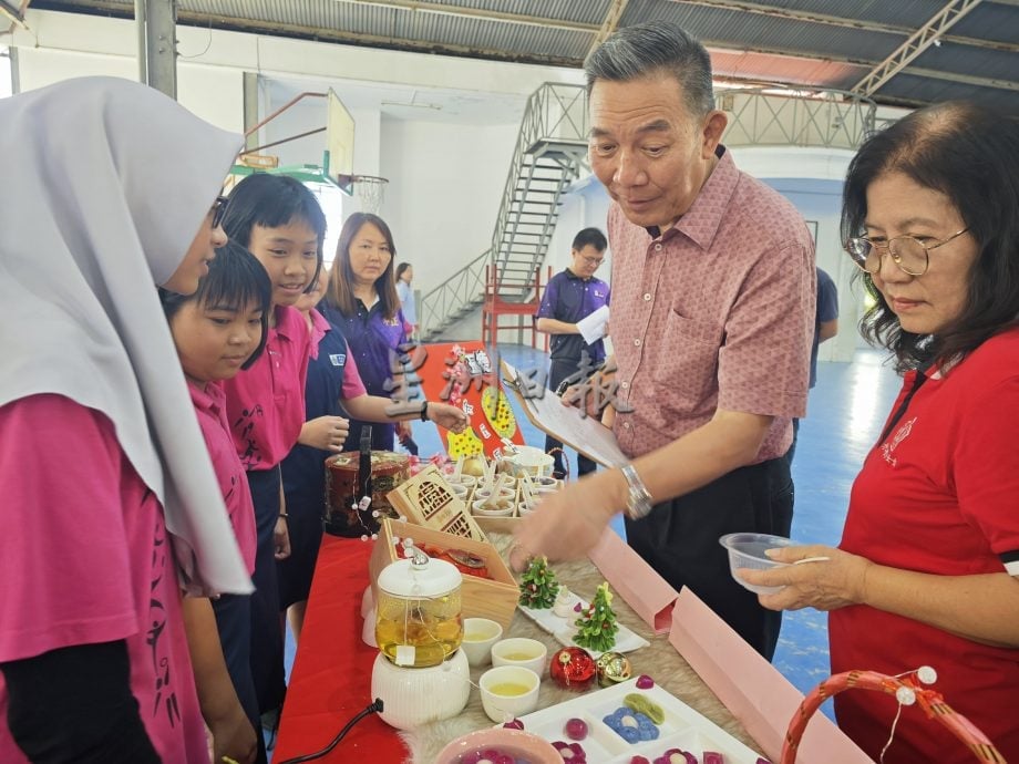 吉兰丹中华大会堂妇女组主任李玉花表示,妇女组再一次走入校园,传承中华文化,并与中正中学及中正小学携手合作主办“第三届薪火相传,亲子创意制作汤圆比赛”,让文化的力量在校园里继续发光发热。