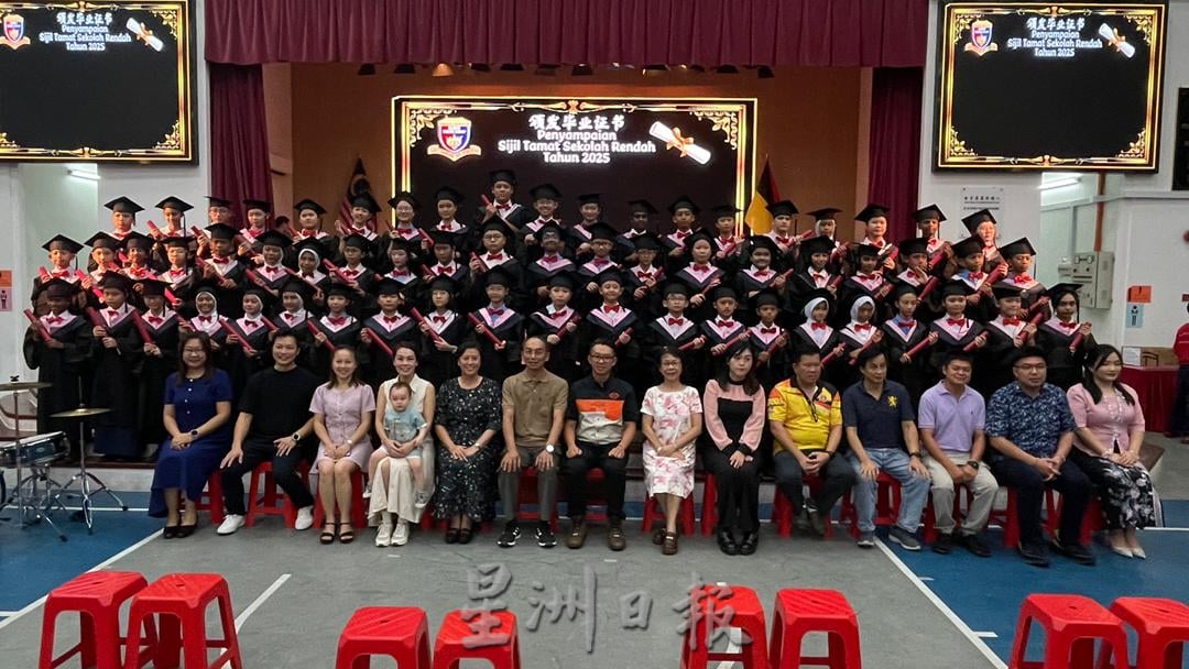 供星洲网:达城(巴力丁宜)华小第八届毕业典礼庄严温馨 61毕业生以行动致敬父母师长