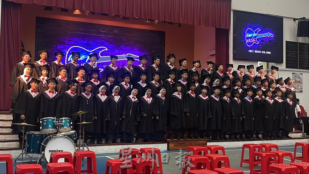 供星洲网:达城(巴力丁宜)华小第八届毕业典礼庄严温馨 61毕业生以行动致敬父母师长