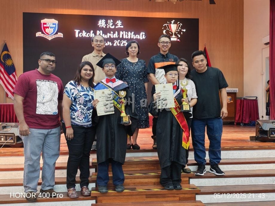 供星洲网:达城(巴力丁宜)华小第八届毕业典礼庄严温馨 61毕业生以行动致敬父母师长