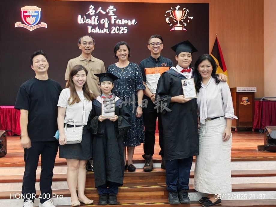 供星洲网:达城(巴力丁宜)华小第八届毕业典礼庄严温馨 61毕业生以行动致敬父母师长