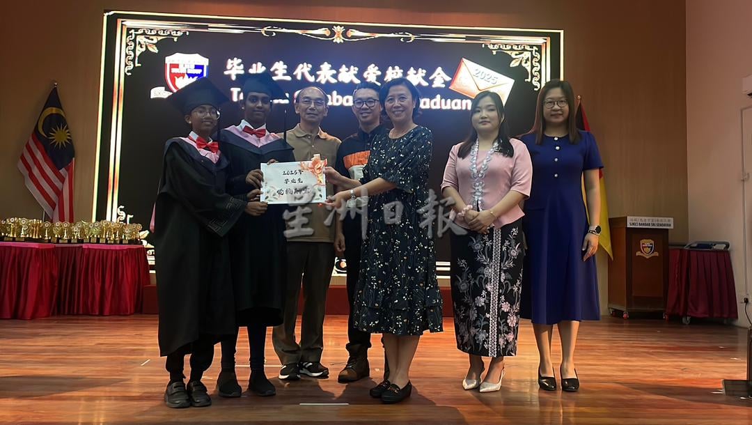 供星洲网:达城(巴力丁宜)华小第八届毕业典礼庄严温馨 61毕业生以行动致敬父母师长