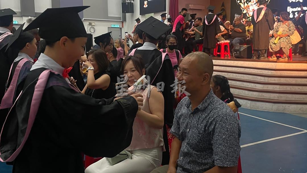 供星洲网:达城(巴力丁宜)华小第八届毕业典礼庄严温馨 61毕业生以行动致敬父母师长