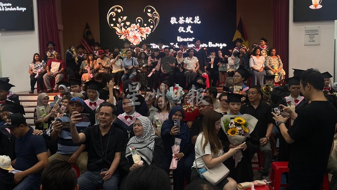 供星洲网:达城(巴力丁宜)华小第八届毕业典礼庄严温馨 61毕业生以行动致敬父母师长