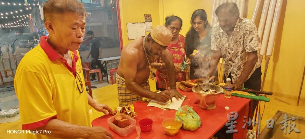 东:已签发:关丹拿督公庙欢庆第二届拿督公千秋宝诞,庙内热闹非凡,信徒齐聚一堂,祈求神明庇佑