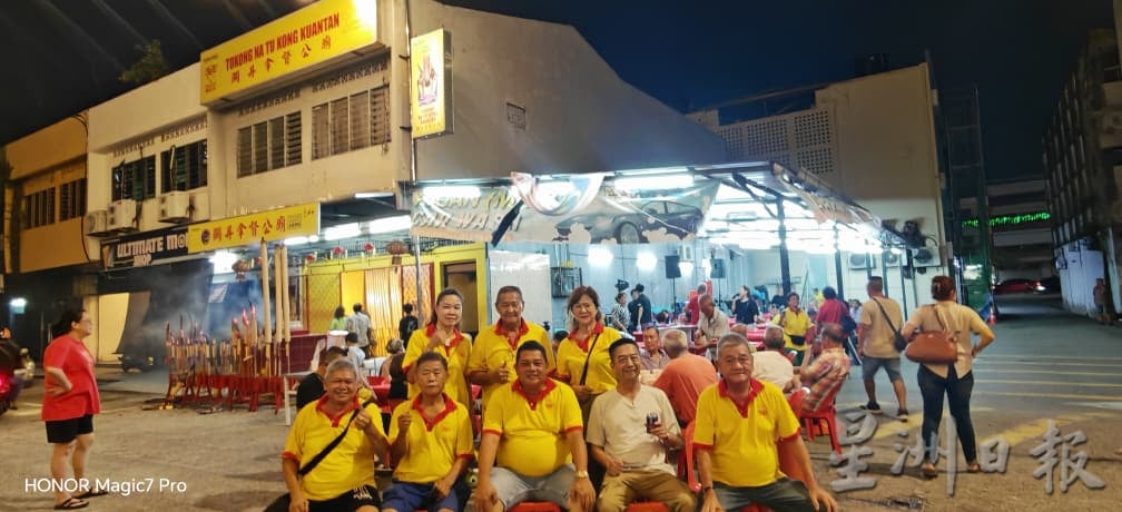 东:已签发:关丹拿督公庙欢庆第二届拿督公千秋宝诞,庙内热闹非凡,信徒齐聚一堂,祈求神明庇佑