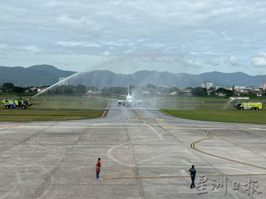峇迪航空首航班机 正式降落怡保机场