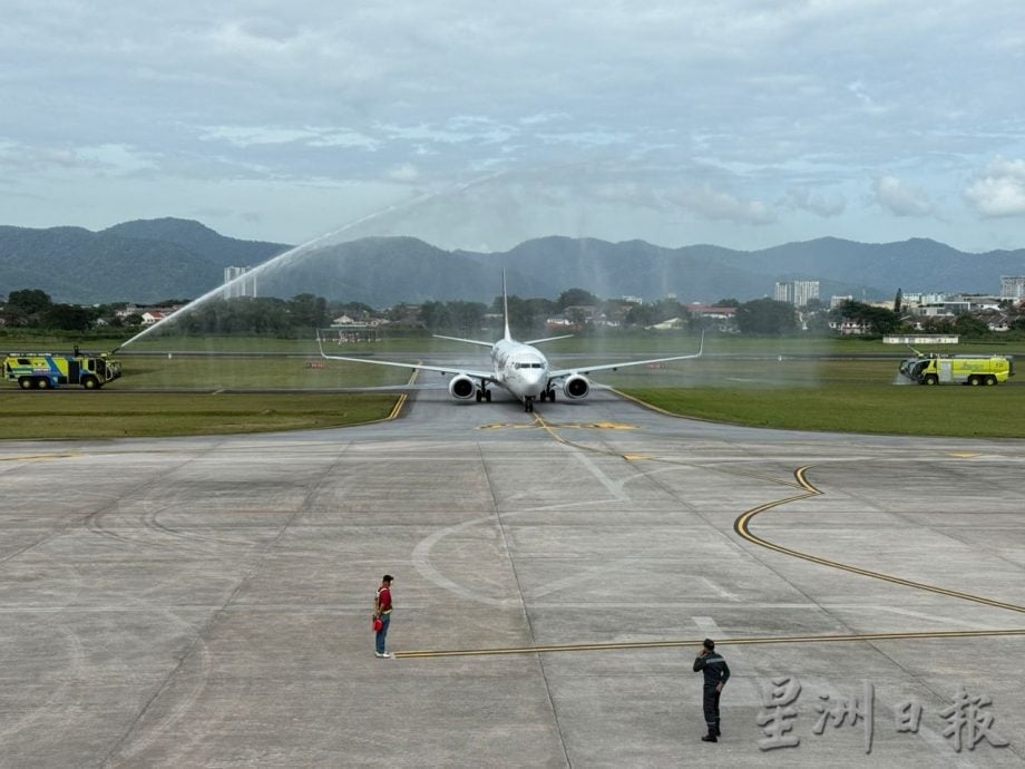 峇迪航空首航班机 正式降落怡保机场