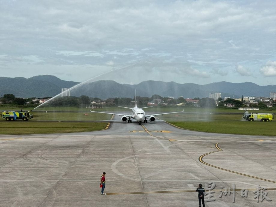 峇迪航空首航班机 正式降落怡保机场