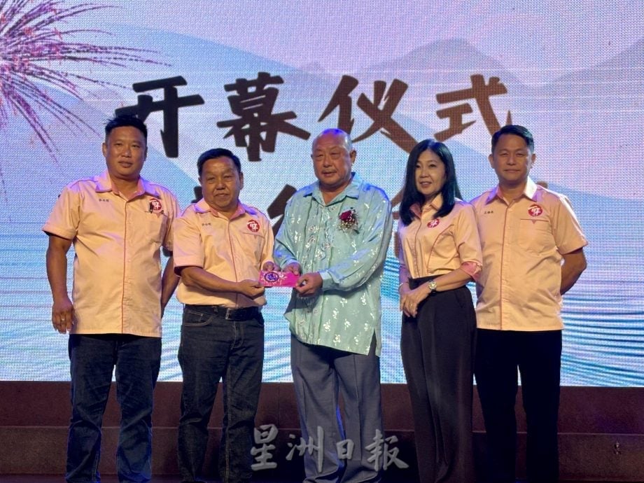 **已签发**柔:头条之一:春风化雨100年 峇眼同正迎百年庆筹获逾50万