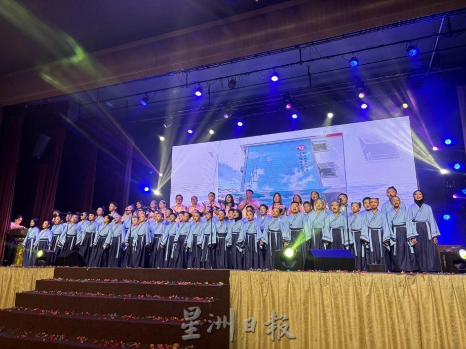 **已签发**柔:头条之一:春风化雨100年 峇眼同正迎百年庆筹获逾50万