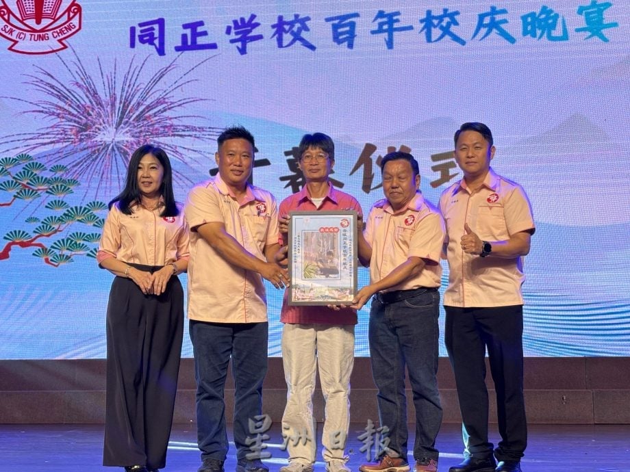 **已签发**柔:头条之一:春风化雨100年 峇眼同正迎百年庆筹获逾50万