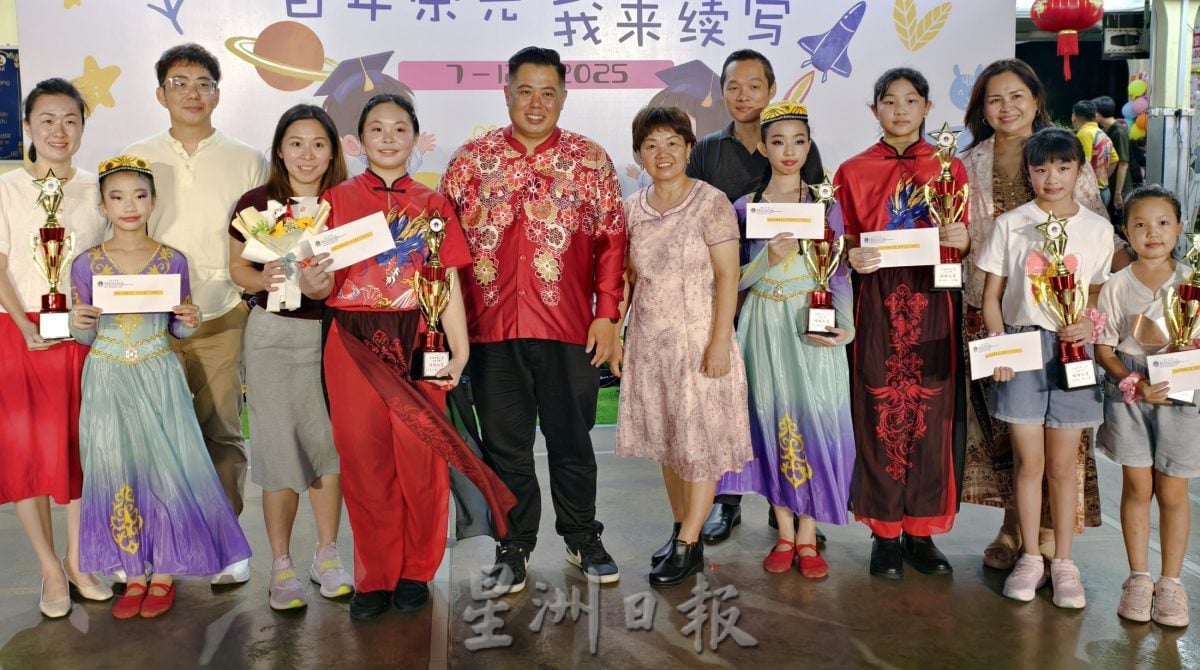 供星洲网:百年校庆余温未散 培华三机构齐勉小六毕业生续写“百年荣光”