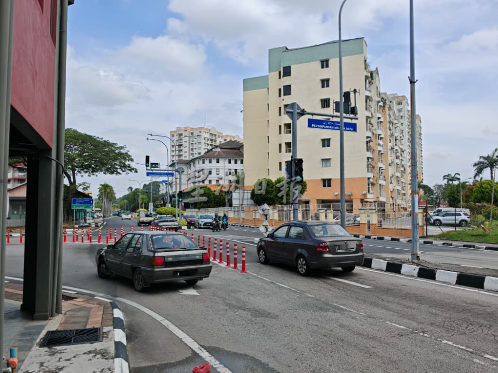 马六甲拉也23路设防撞杆防插位,市议员提醒执法将执法对违规开罚单