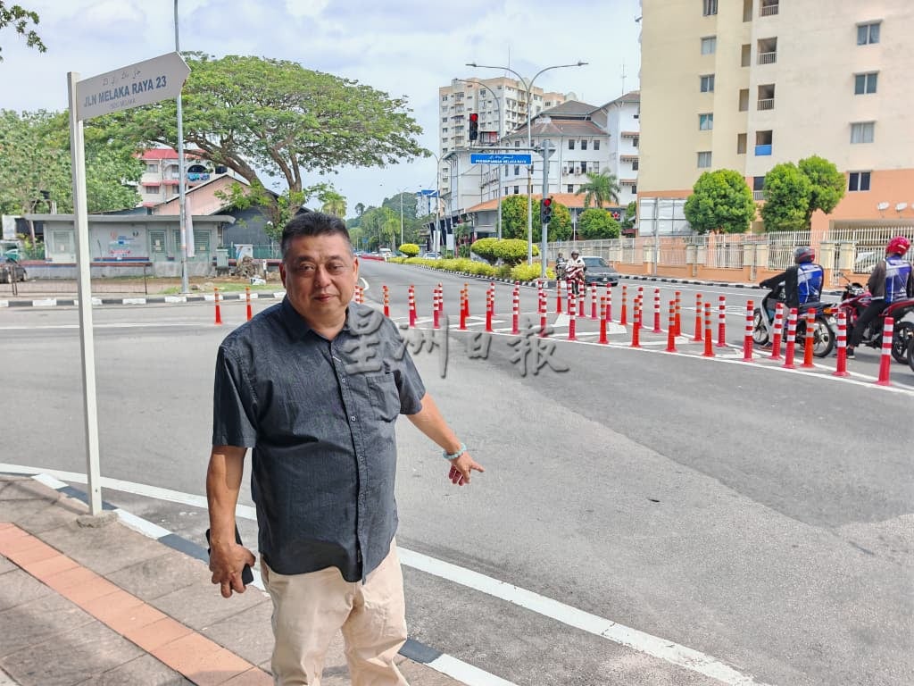 马六甲拉也23路设防撞杆防插位,市议员提醒执法将执法对违规开罚单