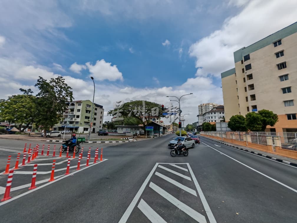 马六甲拉也23路设防撞杆防插位,市议员提醒执法将执法对违规开罚单