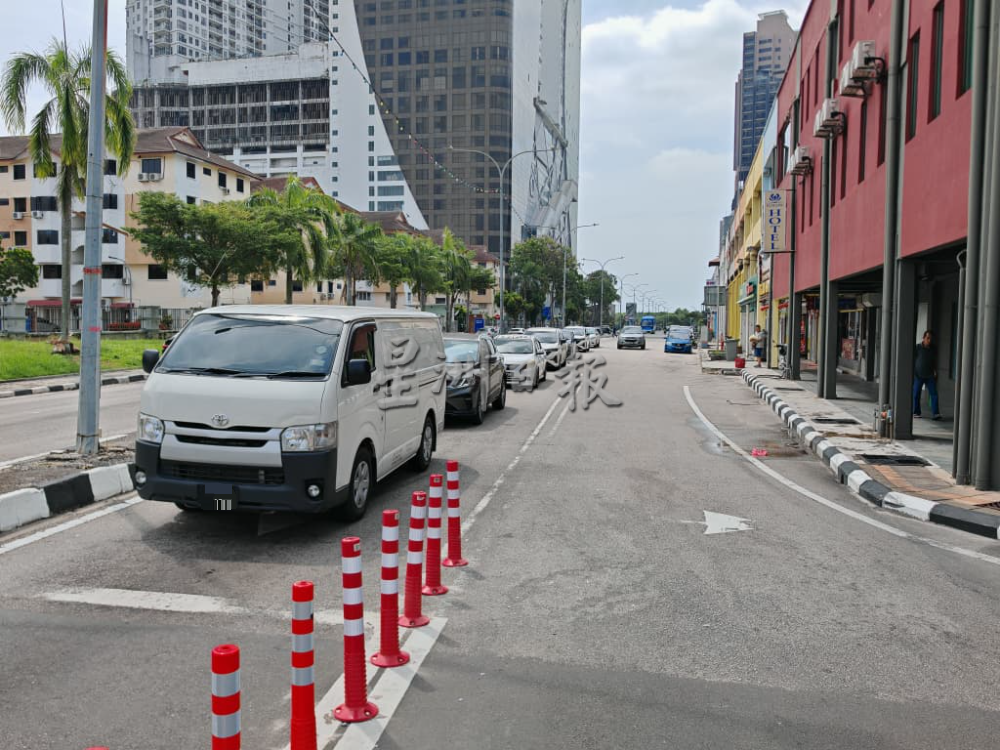 马六甲拉也23路设防撞杆防插位,市议员提醒执法将执法对违规开罚单