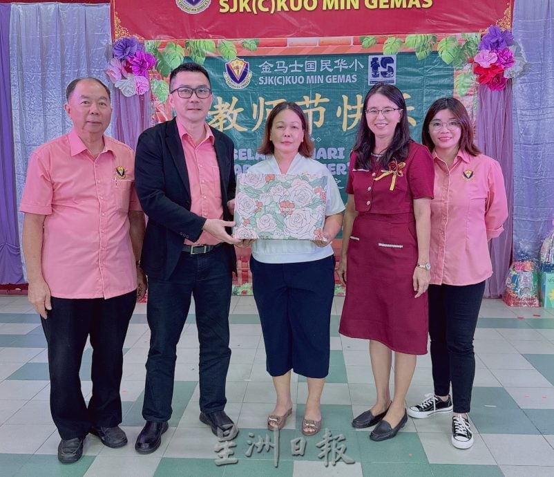 供星洲网:教育情深意更长,金马士国民华小谢师宴感恩师恩同行