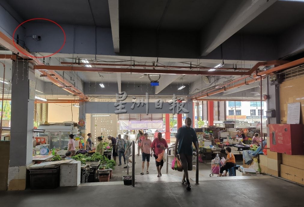 供星洲网/芙公市再现迷魂党!3女联手“催眠”老妇 骗到上银行提款