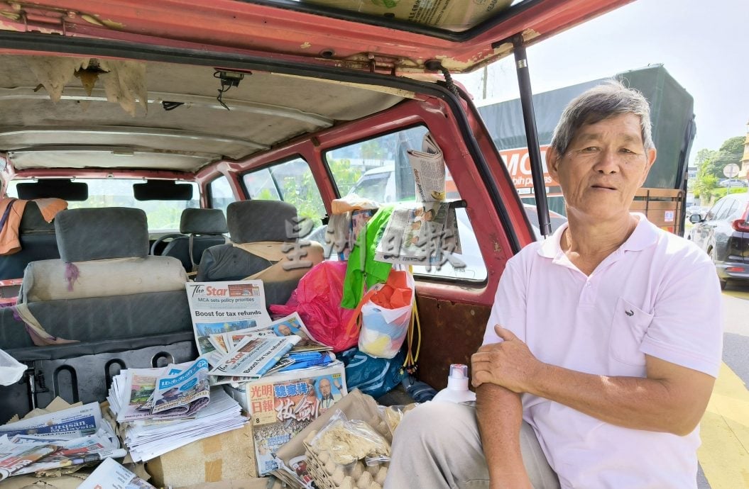 供星洲网/芙公市再现迷魂党!3女联手“催眠”老妇 骗到上银行提款