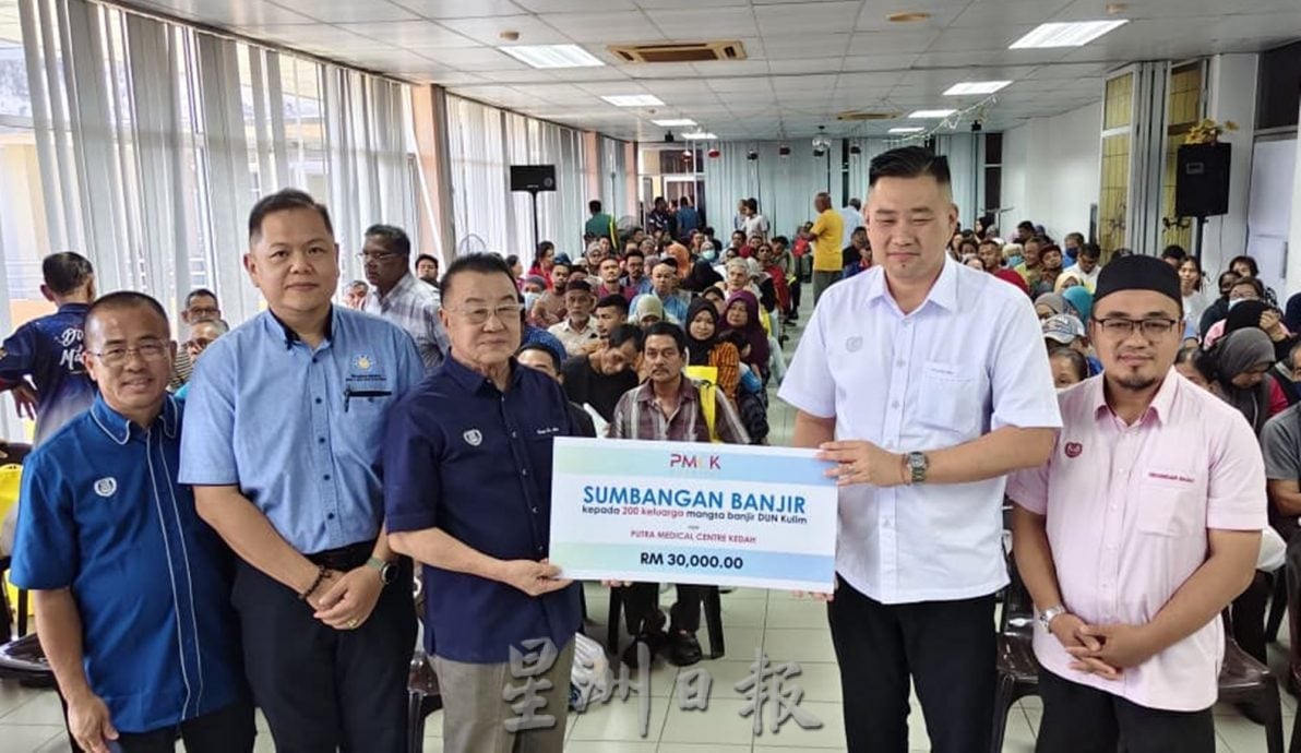 （大北马）居林州议员服务中心将10万令吉物资派发给500户日前受水灾影响家庭