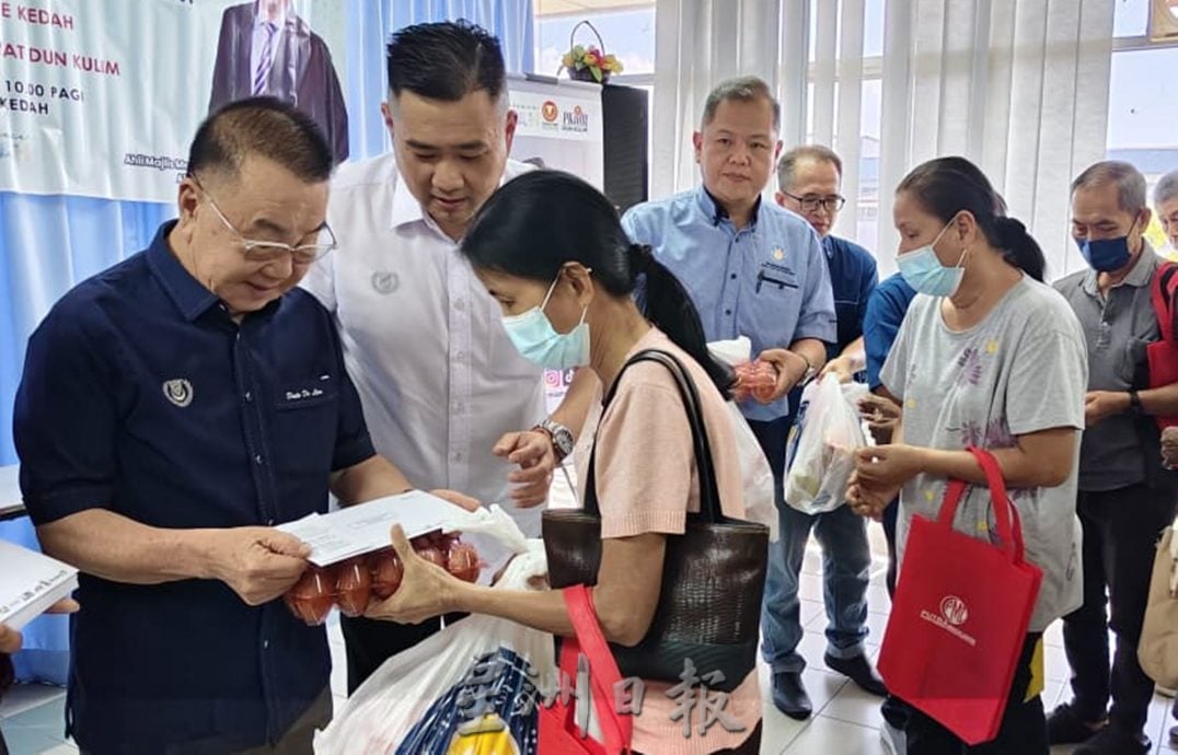 （大北马）居林州议员服务中心将10万令吉物资派发给500户日前受水灾影响家庭