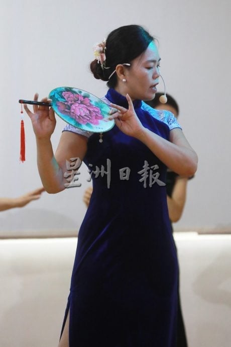 (10/12见报)大都会/特职世界-旗袍仪态导师,颜美芬/10图