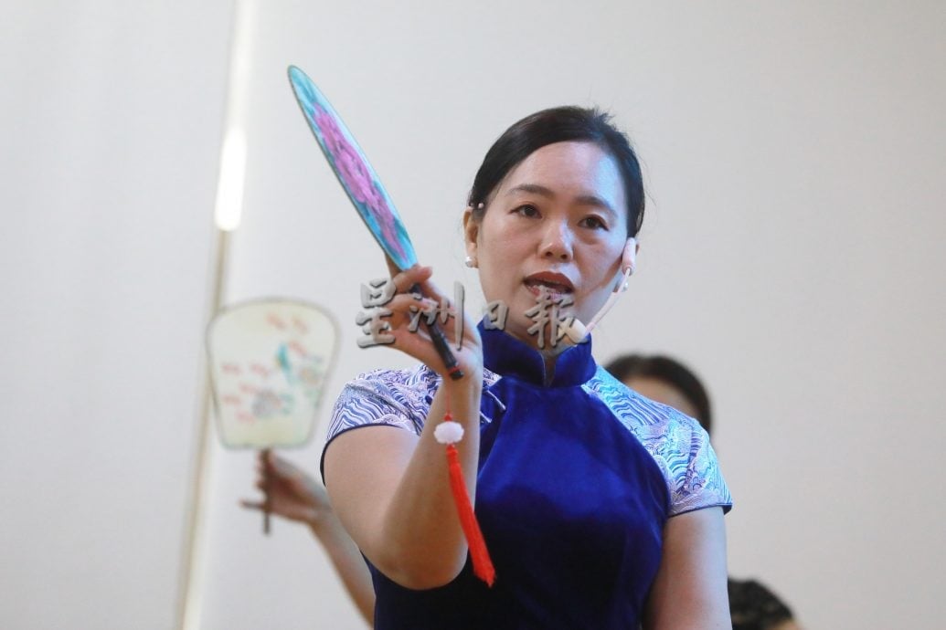 (10/12见报)大都会/特职世界-旗袍仪态导师,颜美芬/10图