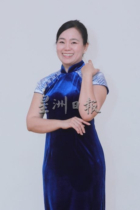 (10/12见报)大都会/特职世界-旗袍仪态导师,颜美芬/10图