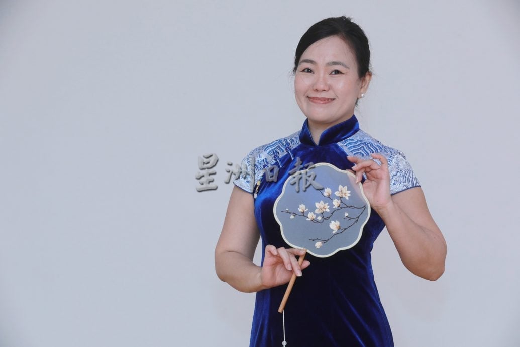 (10/12见报)大都会/特职世界-旗袍仪态导师,颜美芬/10图